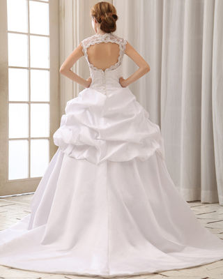 ชุดแต่งงานคอเชือกแขวนคอลูกไม้โรแมนติกพร้อมบรารูปหัวใจ